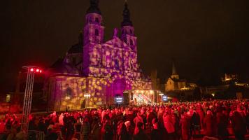Rund 10.000 Menschen beim Weihnachtssingen auf dem Domplatz