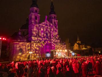 Rund 10.000 Menschen beim Weihnachtssingen auf dem Domplatz